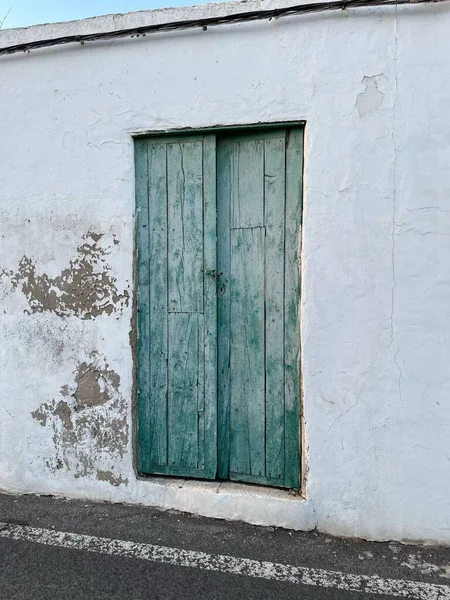 Old Green Door White Rural House — Stock Photo, Image