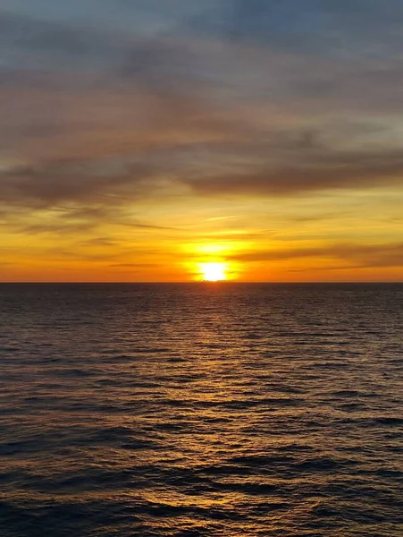 Een Verticale Foto Van Prachtige Zonsondergang Middellandse Zee Met Een — Stockfoto