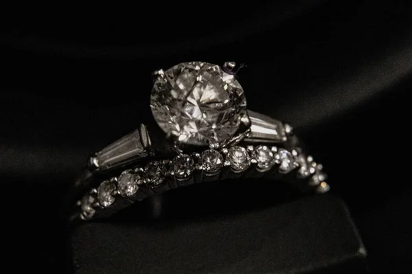 Een Close Shot Van Diamanten Verlovingsring Diamanten Trouwring Zwarte Achtergrond — Stockfoto