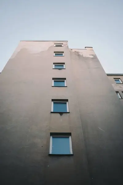 Eine Vertikale Aufnahme Eines Antiken Gebäudes Einem Sonnigen Tag — Stockfoto