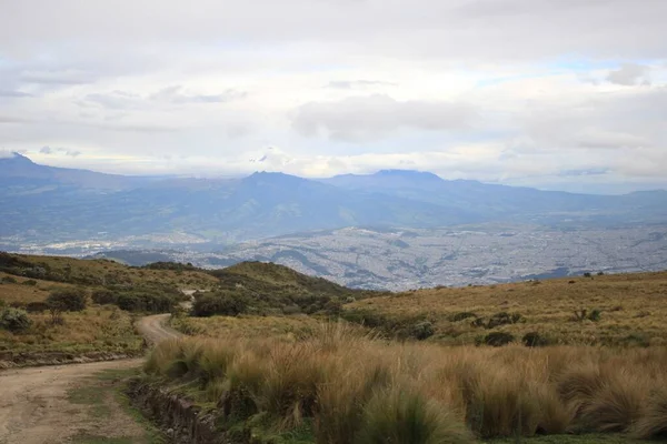 Grusvei Inn Til Quito Ecuador Byen Omliggende Fjellene Ligger Bakgrunnen – stockfoto
