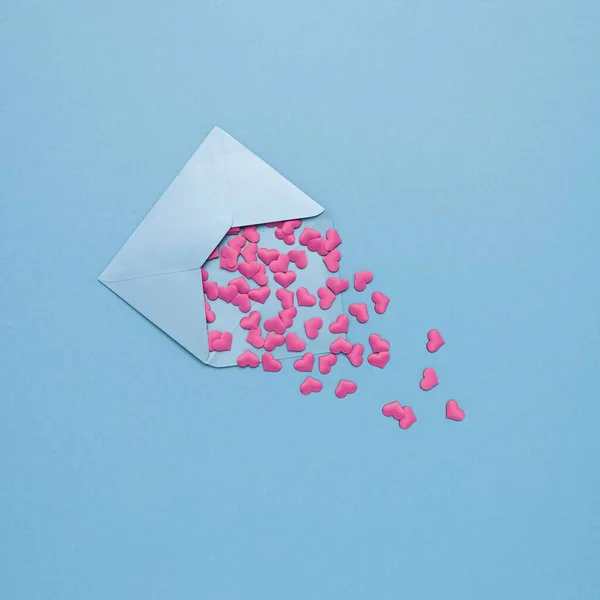 List Miłosny Różowym Papierowym Sercem Niebieskim Tle Przestrzenią Kopiowania Walentynki — Zdjęcie stockowe