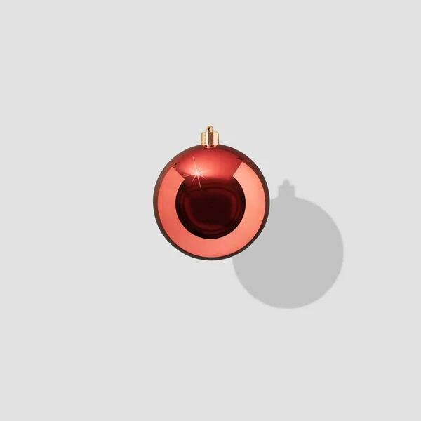 Eine Rote Christbaumkugel Isoliert Auf Weißem Hintergrund Neujahrskonzept — Stockfoto