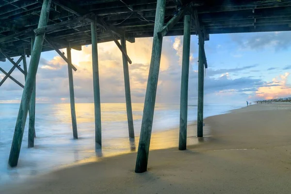 カラフルな日の出の間の呉ビーチ桟橋の景色 長い露出 — ストック写真