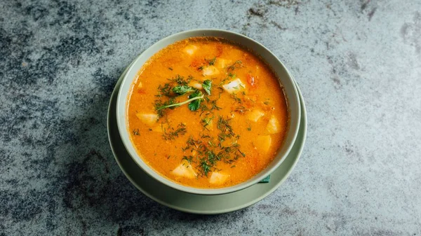 Eine Nahaufnahme Der Orangefarbenen Leckeren Suppe Auf Dem Tisch — Stockfoto