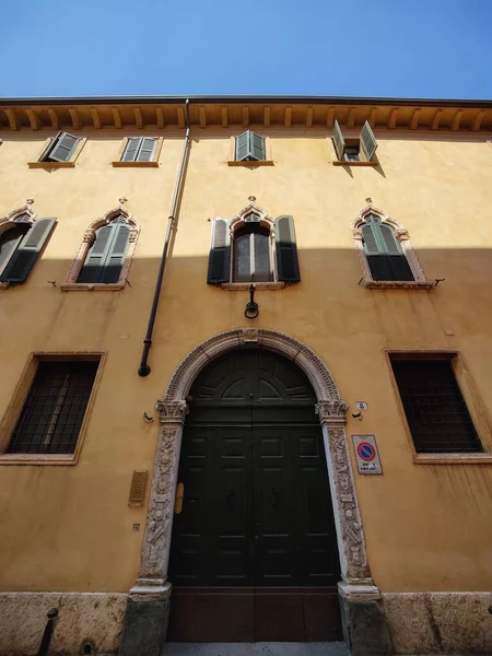 Svislý Nízkoúhlý Záběr Fasády Bytového Komplexu Palazzo Zavarise Veroně Itálii — Stock fotografie