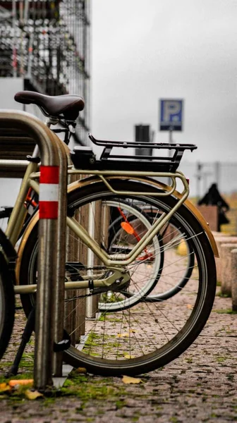Plan Vertical Bicyclettes Avec Roues Garées Extérieur Par Une Journée — Photo