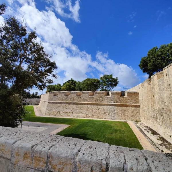 Pevnost Mdina Obrovskými Bašty Okrasnou Zahradou Příkopu Malta — Stock fotografie