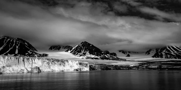 Zatažená Obloha Nad Zasněženými Kopci Zachycenými Částečně Zamrzlého Jezera Zimě — Stock fotografie