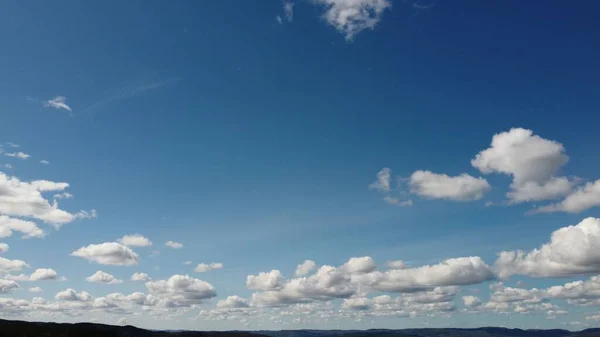 Χνουδωτά Άσπρα Σύννεφα Στον Γαλάζιο Ουρανό — Φωτογραφία Αρχείου