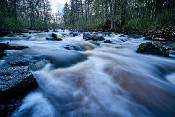 Пенная Река Протекающая Через Большие Скалы Лесу Длительное Воздействие — стоковое фото