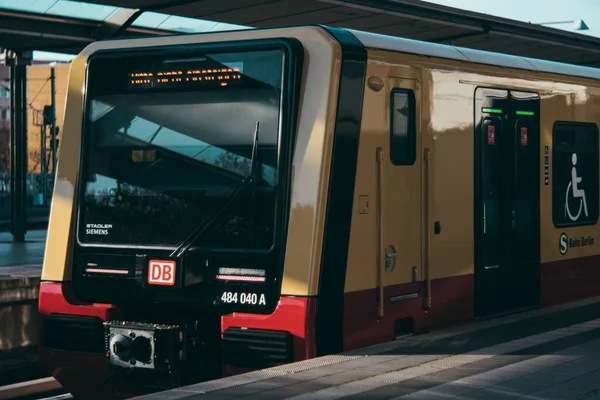 Berlin Güneşli Bir Günde Istasyonda Yeni Bir Metro Treni Manzarası — Stok fotoğraf