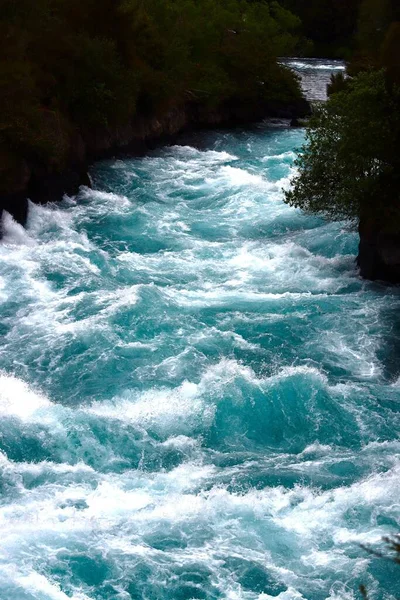 アオテアロアニュージーランド川の急流が滝の湖に流れ込む — ストック写真