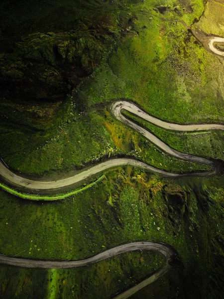 一条通山水的蛇形公路鸟瞰全景 — 图库照片