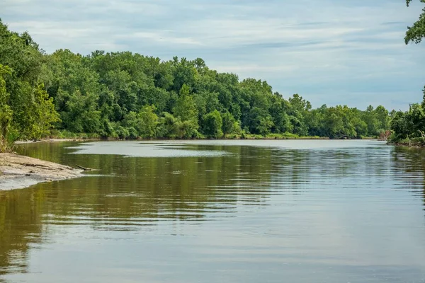アメリカ合衆国メリーランド州の背景にあるアナコスティア川と濃い緑の森の美しいショット — ストック写真