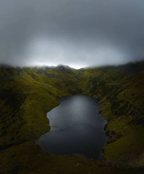 Вертикальний Знімок Озера Зелених Пагорбах Туманний День — стокове фото