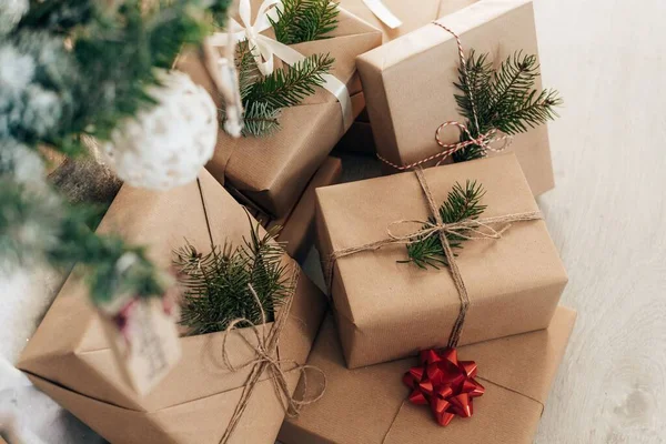 Cadeaux Noël Enveloppés Dans Papier Brun Sous Arbre Noël Décoré — Photo