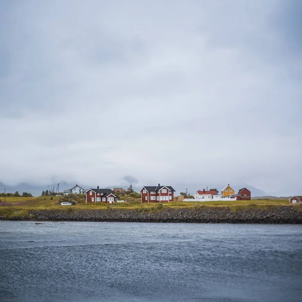 Piękny Krajobraz Kolorowych Domów Brzegu Lofoten — Zdjęcie stockowe