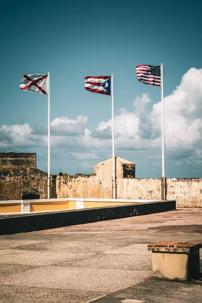 Disparo Vertical Las Banderas Puerto Rico América Cruz Borgoña Cima —  Fotos de Stock