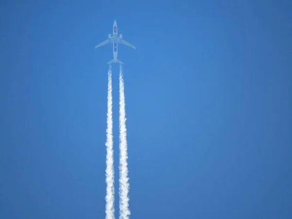 Tiro Ângulo Baixo Avião Com Traços Céu Azul — Fotografia de Stock