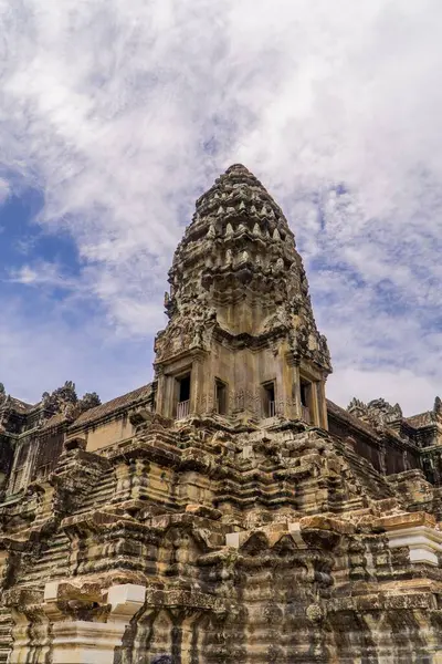 柬埔寨最大的宗教寺庙建筑群吴哥窟主要吴哥寺的外部 — 图库照片