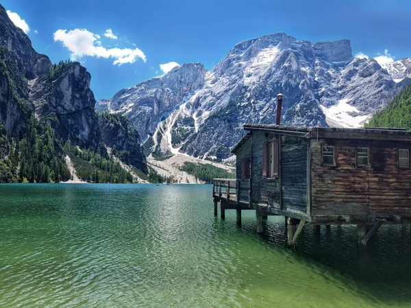 Небольшой Деревянный Дом Озере Брейес Клещами Заднем Плане Италии — стоковое фото