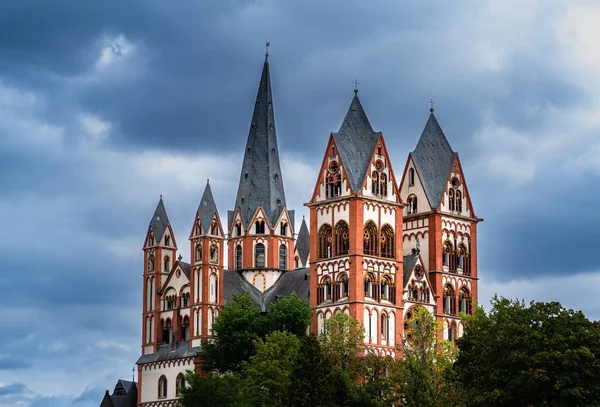 曇り空を背景にした歴史的なリンブルフ大聖堂 — ストック写真