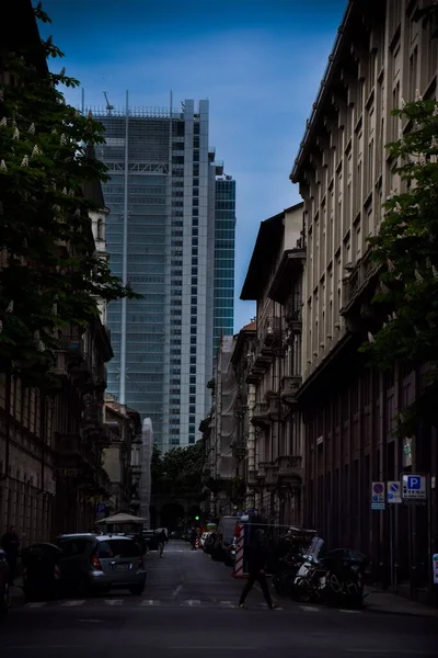 Vertikal Bild Bilar Parkerade Gatorna Italienska Turin Mellan Byggnaderna — Stockfoto