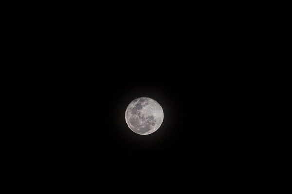 Vacker Utsikt Över Fullmånen Skiner Den Mörka Molnfria Himlen — Stockfoto