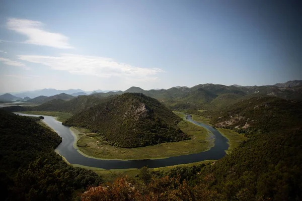 Uma Vista Aérea Rio Rijeka Crnojevica Cercado Por Vegetação Verdejante — Fotografia de Stock