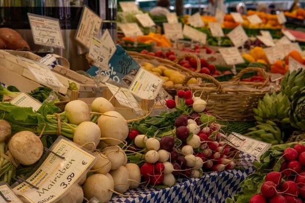 Pazar Yerinde Taze Meyve Sebzelerin Yakın Çekimi — Stok fotoğraf