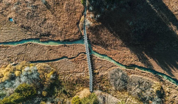 Přímo Nad Vzdušným Výhledem Most Přes Potok Protékající Travnatými Porosty — Stock fotografie