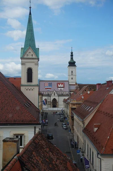 Eine Vertikale Aufnahme Der Straße Die Zur Markuskirche Zagreb Führt — Stockfoto
