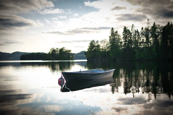 日没時に湖に停船 — ストック写真