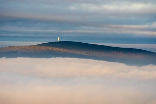 Uma Vista Aérea Calma Pico Rauher Kulm Coberto Pelo Nevoeiro — Fotografia de Stock