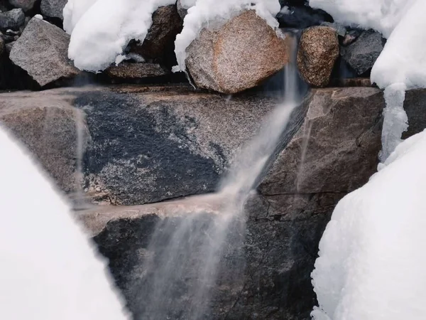 Closeup Water Flowing Rocks Covered Melting Snow Winter — Stock Photo, Image