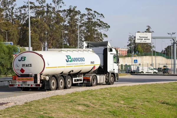 Tanque Empresa Transportes Rodoviarios Barroso Transportando Combustível Cidade Com Árvores — Fotografia de Stock