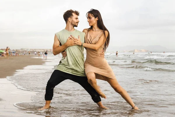 Lindo Casal Caucasiano Dançando Uma Praia Areia Ondas Espumosas Brancas — Fotografia de Stock