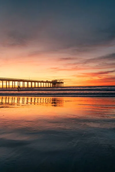 サンディエゴ海岸の桟橋で黄金の夕日の垂直ショット 周囲を着色 — ストック写真