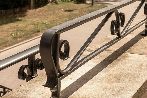 Metalik Kıvrımlı Merdiven Korkuluğunun Yakın Çekimi — Stok fotoğraf