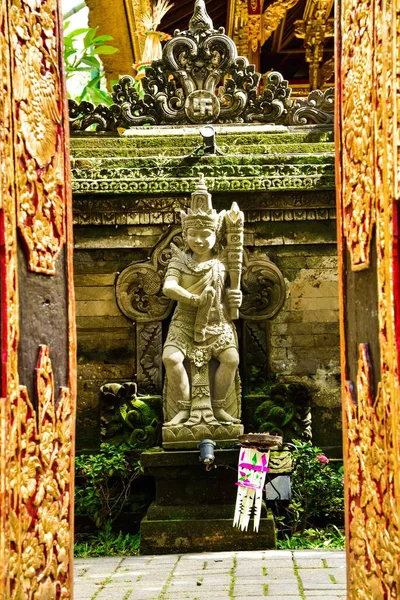 Antica Statua Mostro Pietra Tempio Asiatico Combattere Spiriti Maligni Demoni — Foto Stock