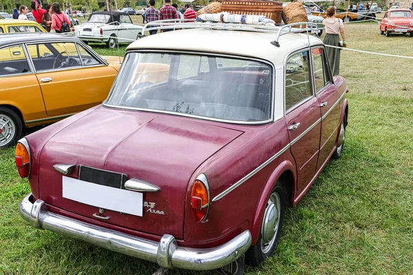 Задній Вигляд Класичної Пурпурової Моделі Fiat 1100 Кошиками Зверху Полі — стокове фото