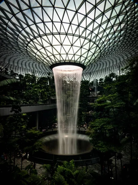 Uma Foto Vertical Fonte Água Moderna Aeroporto Jewel Changi Cingapura — Fotografia de Stock