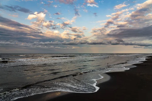 Krásný Výhled Moře Písečnou Pláží Klidnou Mořskou Vodou Západu Slunce — Stock fotografie