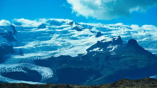 Прекрасний Вид Засніженої Гори Блакитного Неба Ісландія — стокове фото