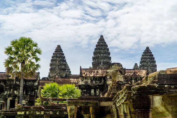 Widok Świątynnych Wież Największego Religijnego Kompleksu Świątynnego Angkor Wat Kambodży — Zdjęcie stockowe