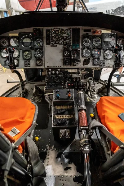 コックピットと古い沿岸警備隊の救助ヘリコプターの計器盤の垂直ショット — ストック写真