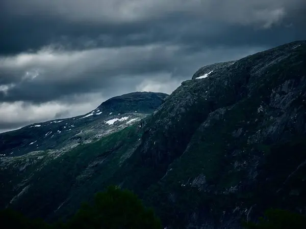 Μια Χιονισμένη Βουνοκορφή Καλυμμένη Πράσινο Γρασίδι Και Πράσινα Δέντρα Έναν — Φωτογραφία Αρχείου