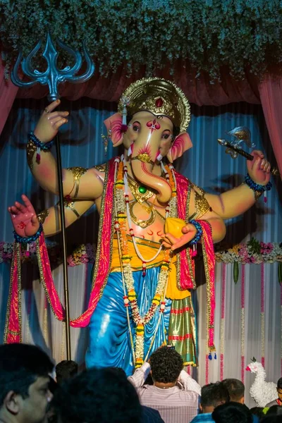 stock image The idol of Lord Ganesha, being worshipped at the Hindu festival Ganesh Chaturthi in Mumbai, India