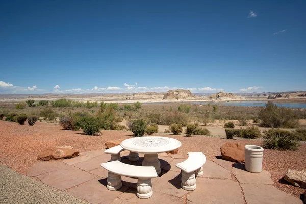 アリゾナ州ページにあるパウェル湖の近くに屋外テーブルと席のある美しいラウンジエリア — ストック写真